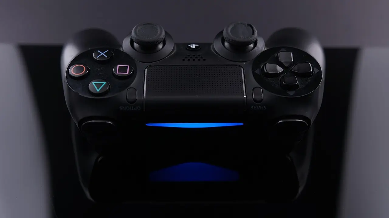 Sort controller med blåt lys